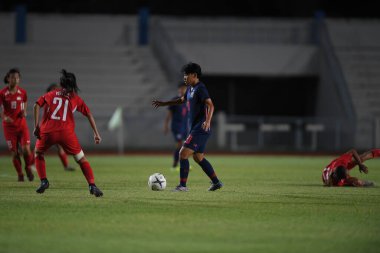 Bangkok-Tayland-17 Ağustos 2019: Tayland Beden Eğitimi Enstitüsü Chonburi, Tayland AFF 8-0 Singapur arasında 20 numaralı Wilaiporn boothduang # 20 oyuncusunun harekâtı
