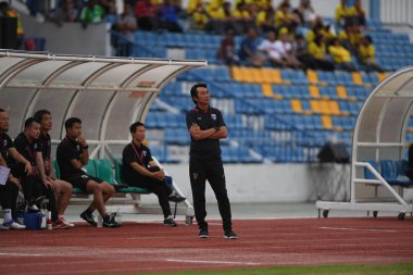 Bangkok-Tayland-17 Ağustos 2019: Tayland Beden Eğitimi Enstitüsü Chonburi 'deki AFF ve 8-0 Singapur arasında görev yapan Naruephon Kaenson baş antrenörü, Tayland