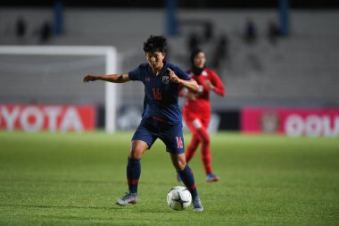 Bangkok-Tayland-17 Ağustos 2019: Tayland Beden Eğitimi Enstitüsü Chonburi, Tayland AFF 8-0 Singapur 'da 16 numaralı Khwanrudi saengchan eylemde