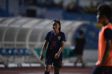 Bangkok-Tayland-17 Ağustos 2019: Tayland Beden Eğitimi Enstitüsü Chonburi 'deki AFF ve 8-0 Singapur arasında Tayland' da 17 numaralı Jaruwan Chaiyarak eylemde