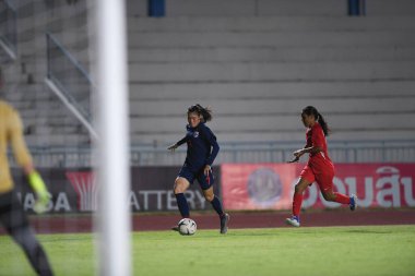 Bangkok-Tayland-17 Ağustos 2019: Tayland Beden Eğitimi Enstitüsü Chonburi 'de AFF ve 8-0 Singapur arasında Tayland' da 7 numaralı Silawan intamee oyuncusu