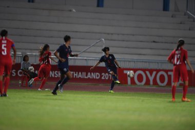 Bangkok-Tayland-17 Ağustos 2019: Tayland Beden Eğitimi Enstitüsü Chonburi, Tayland 'da AFF ile 8-0 Singapur arasında görev yapan 5 numaralı Tayland futbolcusu
