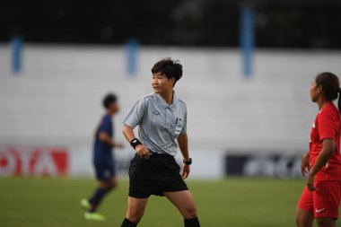 Bangkok-Tayland-17 Ağustos 2019: Tayland Beden Eğitimi Enstitüsü 'nde Tayland-8-0 Singapur arasındaki AFF maçında Cong Thi Dung hakem fifa görev başında