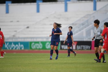 Bangkok-Tayland-17 Ağustos 2019: Tayland Beden Eğitimi Enstitüsü Chonburi, Tayland 'da AFF ve 8-0 Singapur arasında görev yapan 14 numaralı Tayland oyuncusu Irravadee Makris