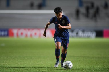 Bangkok-Tayland-17 Ağustos 2019: Tayland Beden Eğitimi Enstitüsü Chonburi, Tayland AFF 8-0 Singapur 'da 16 numaralı Khwanrudi saengchan eylemde