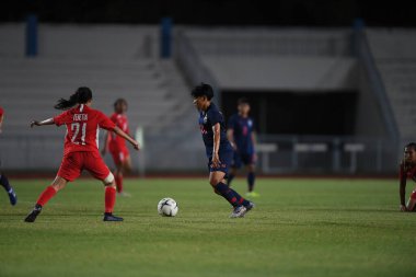 Bangkok-Tayland-17 Ağustos 2019: Tayland Beden Eğitimi Enstitüsü Chonburi, Tayland AFF 8-0 Singapur arasında 20 numaralı Wilaiporn boothduang # 20 oyuncusunun harekâtı