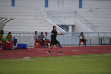 Bangkok-Tayland-17 Ağustos 2019: Tayland Beden Eğitimi Enstitüsü Chonburi, Tayland 8-0 Singapur arasındaki AFF sırasında Singapur 'un Nur izyani noorghani yöneticisi görev başında