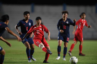 Bangkok-Tayland-1717 Ağustos 2019: Tayland Beden Eğitimi Enstitüsü Chonburi, Tayland 'da AFF 8-0 Singapur arasında hareket halindeki 21 numaralı Singapur' lu Lim ying xuan venetia # 21