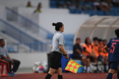 Bangkok-Tayland-17 Ağustos 2019: Tayland Beden Eğitimi Enstitüsü Chonburi, Tayland 'da AFF ve 8-0 Singapur arasında görev yapan Truong thi le trinh asistan hakem fifa