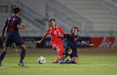Bangkok-Tayland-17 Ağustos 2019: Tayland Beden Eğitimi Enstitüsü Chonburi, Tayland 'da AFF ve 8-0 Singapur arasında görev yapan 14 numaralı Tayland oyuncusu Irravadee Makris