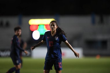Bangkok-Tayland-17 Ağustos 2019: Tayland Beden Eğitimi Enstitüsü Chonburi, Tayland 'da AFF 8-0 Singapur arasında 13 numaralı Tayland futbolcusu görev başında