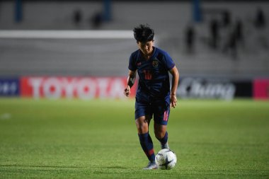Bangkok-Tayland-17 Ağustos 2019: Tayland Beden Eğitimi Enstitüsü Chonburi, Tayland AFF 8-0 Singapur 'da 16 numaralı Khwanrudi saengchan eylemde