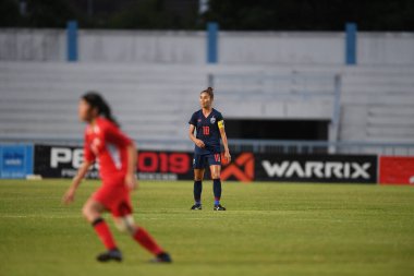 Bangkok-Tayland-17 Ağustos 2019: Tayland Beden Eğitimi Enstitüsü Chonburi, Tayland 'da AFF 8-0 Singapur arasında 10 numaralı Tayland Srangthaisong oyuncusu görev yapıyor