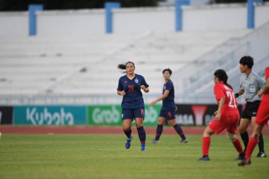 Bangkok-Tayland-17 Ağustos 2019: Tayland Beden Eğitimi Enstitüsü Chonburi, Tayland 'da AFF ve 8-0 Singapur arasında görev yapan 14 numaralı Tayland oyuncusu Irravadee Makris