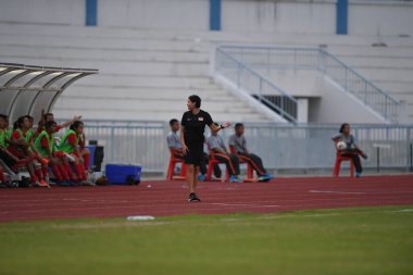 Bangkok-Tayland-17 Ağustos 2019: Tayland Beden Eğitimi Enstitüsü Chonburi, Tayland 8-0 Singapur arasındaki AFF sırasında Singapur 'un Nur izyani noorghani yöneticisi görev başında