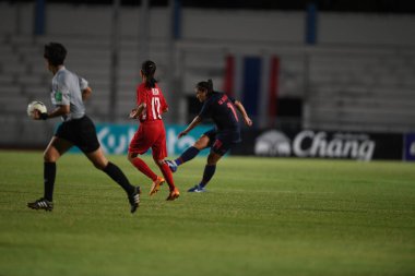 Bangkok-Tayland-17 Ağustos 2019: Tayland Beden Eğitimi Enstitüsü Chonburi, Tayland 'da AFF ve 8-0 Singapur arasında görev yapan 14 numaralı Tayland oyuncusu Irravadee Makris