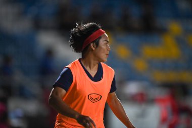 Bangkok-Tayland-17 Ağustos 2019: Tayland Beden Eğitimi Enstitüsü Chonburi, Tayland 'da AFF 8-0 Singapur arasında görev yapan 21 numaralı Tayland' lı şarkıcı