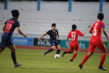 Bangkok-Tayland-17 Ağustos 2019: Duangnapa sritala # 4 Tayland futbolcusu Tayland Beden Eğitimi Enstitüsü 'ndeki AFF 8-0 Singapur, Tayland