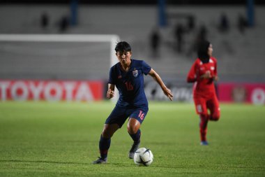 Bangkok-Tayland-17 Ağustos 2019: Tayland Beden Eğitimi Enstitüsü Chonburi, Tayland AFF 8-0 Singapur 'da 16 numaralı Khwanrudi saengchan eylemde