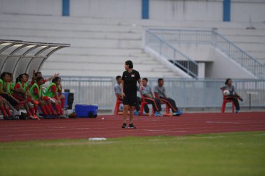 Bangkok-Tayland-17 Ağustos 2019: Tayland Beden Eğitimi Enstitüsü Chonburi, Tayland 8-0 Singapur arasındaki AFF sırasında Singapur 'un Nur izyani noorghani yöneticisi görev başında