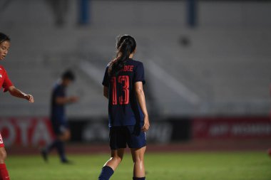Bangkok-Tayland-17 Ağustos 2019: Tayland Beden Eğitimi Enstitüsü Chonburi, Tayland 'da AFF 8-0 Singapur arasında 13 numaralı Tayland futbolcusu görev başında