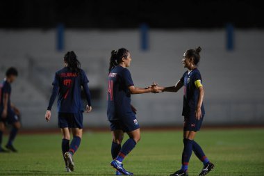 Bangkok-Tayland-17 Ağustos 2019: Tayland Beden Eğitimi Enstitüsü Chonburi, Tayland 'da AFF ve 8-0 Singapur arasında görev yapan 14 numaralı Tayland oyuncusu Irravadee Makris