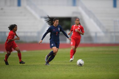 Bangkok-Tayland-17 Ağustos 2019: Tayland Beden Eğitimi Enstitüsü Chonburi 'de AFF ve 8-0 Singapur arasında Tayland' da 7 numaralı Silawan intamee oyuncusu