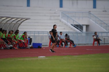 Bangkok-Tayland-17 Ağustos 2019: Tayland Beden Eğitimi Enstitüsü Chonburi, Tayland 8-0 Singapur arasındaki AFF sırasında Singapur 'un Nur izyani noorghani yöneticisi görev başında