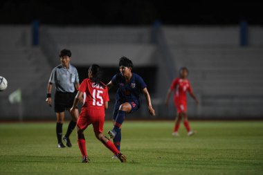 Bangkok-Tayland-17 Ağustos 2019: Tayland Beden Eğitimi Enstitüsü Chonburi, Tayland AFF 8-0 Singapur 'da 16 numaralı Khwanrudi saengchan eylemde