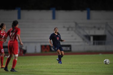 Bangkok-Tayland-17 Ağustos 2019: Tayland Beden Eğitimi Enstitüsü Chonburi, Tayland 'da AFF ve 8-0 Singapur arasında görev yapan 14 numaralı Tayland oyuncusu Irravadee Makris