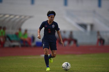 Bangkok-Tayland-17 Ağustos 2019: Tayland Beden Eğitimi Enstitüsü Chonburi, Tayland 'da AFF ile 8-0 Singapur arasında görev yapan 5 numaralı Tayland futbolcusu