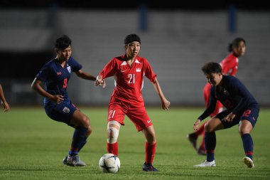 Bangkok-Tayland-1717 Ağustos 2019: Tayland Beden Eğitimi Enstitüsü Chonburi, Tayland 'da AFF 8-0 Singapur arasında hareket halindeki 21 numaralı Singapur' lu Lim ying xuan venetia # 21