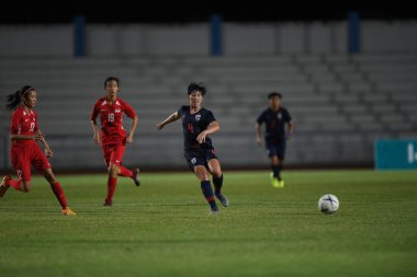 Bangkok-Tayland-17 Ağustos 2019: Duangnapa sritala # 4 Tayland futbolcusu Tayland Beden Eğitimi Enstitüsü 'ndeki AFF 8-0 Singapur, Tayland