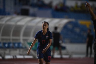 Bangkok-Tayland-17 Ağustos 2019: Tayland Beden Eğitimi Enstitüsü Chonburi 'deki AFF ve 8-0 Singapur arasında Tayland' da 17 numaralı Jaruwan Chaiyarak eylemde