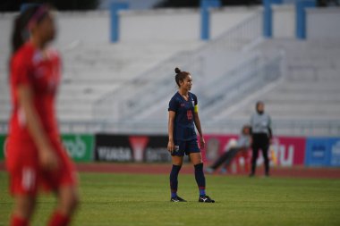 Bangkok-Tayland-17 Ağustos 2019: Tayland Beden Eğitimi Enstitüsü Chonburi, Tayland 'da AFF 8-0 Singapur arasında 10 numaralı Tayland Srangthaisong oyuncusu görev yapıyor