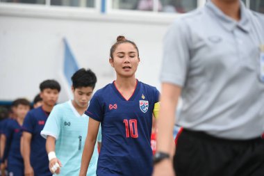 Bangkok-Tayland-17 Ağustos 2019: Tayland Beden Eğitimi Enstitüsü Chonburi, Tayland 'da AFF 8-0 Singapur arasında 10 numaralı Tayland Srangthaisong oyuncusu görev yapıyor