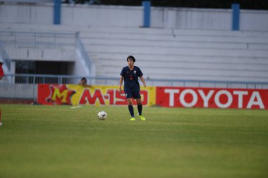 Bangkok-Tayland-17 Ağustos 2019: Tayland Beden Eğitimi Enstitüsü Chonburi, Tayland 'da AFF ile 8-0 Singapur arasında görev yapan 5 numaralı Tayland futbolcusu