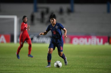 Bangkok-Tayland-17 Ağustos 2019: Tayland Beden Eğitimi Enstitüsü Chonburi, Tayland AFF 8-0 Singapur 'da 16 numaralı Khwanrudi saengchan eylemde