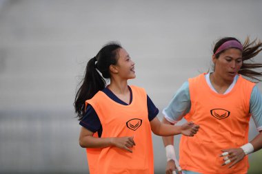 Bangkok-Tayland-17 Ağustos 2019: Tayland Beden Eğitimi Enstitüsü Chonburi, Tayland 'da AFF 8-0 Singapur arasında 13 numaralı Tayland futbolcusu görev başında