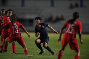 Bangkok-Tayland-17 Ağustos 2019: Duangnapa sritala # 4 Tayland futbolcusu Tayland Beden Eğitimi Enstitüsü 'ndeki AFF 8-0 Singapur, Tayland