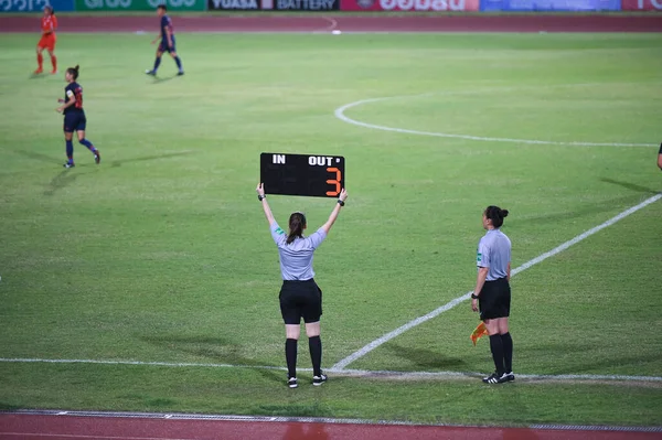 Chonburi Thailand 17Aug2019 Rebecca Durcau Fourth Referee Fifa Holding Addition — Stock Photo, Image