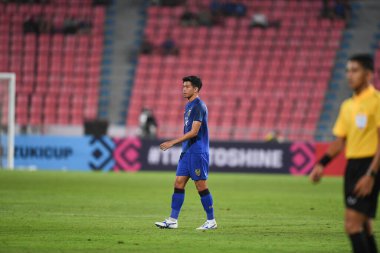 Bangkok-Tayland-9NOV2018: Thanaboon Kesarat Tayland milli stadyumunda Tayland ile Tayland arasındaki AFF Suzuki Kupası 2018 maçında sahada