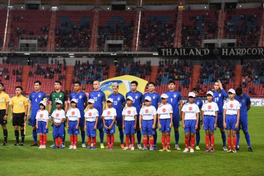 Bangkok-Tayland-9NOV2018: Tayland Milli Stadyumu 'nda Tayland ile Tayland arasındaki AFF Suzuki Kupası 2018 maçında oynayan oyuncu