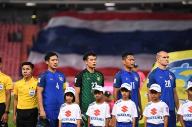 Bangkok-Tayland-9NOV2018: Tayland Milli Stadyumu 'nda Tayland ile Tayland arasındaki AFF Suzuki Kupası 2018 maçında oynayan oyuncu