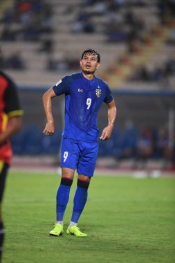 Bangkok-Tayland-9NOV2018: Tayland milli stadyumunda Timor leste ile Tayland arasındaki AFF Suzuki Kupası 2018 'de Adisak kraisorn oyuncusu eylemde