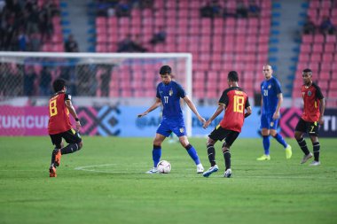 Bangkok-Tayland-9NOV2018: Thanaboon Kesarat Tayland milli stadyumunda Tayland ile Tayland arasındaki AFF Suzuki Kupası 2018 maçında sahada