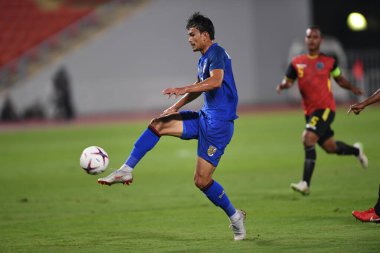 Bangkok-Tayland-9NOV2018: Tayland milli stadyumunda Timor leste ile Tayland arasındaki AFF Suzuki Kupası 2018 'de Adisak kraisorn oyuncusu eylemde