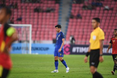 Bangkok-Tayland-9NOV2018: Thanaboon Kesarat Tayland milli stadyumunda Tayland ile Tayland arasındaki AFF Suzuki Kupası 2018 maçında sahada