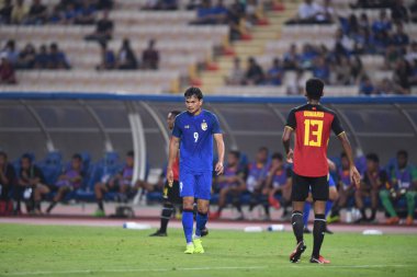 Bangkok-Tayland-9NOV2018: Tayland milli stadyumunda Timor leste ile Tayland arasındaki AFF Suzuki Kupası 2018 'de Adisak kraisorn oyuncusu eylemde