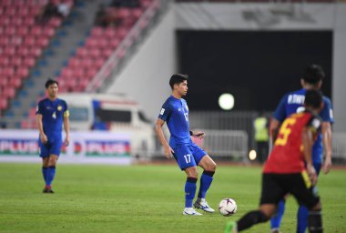 Bangkok-Tayland-9NOV2018: Thanaboon Kesarat Tayland milli stadyumunda Tayland ile Tayland arasındaki AFF Suzuki Kupası 2018 maçında sahada